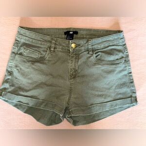 Green H&M shorts